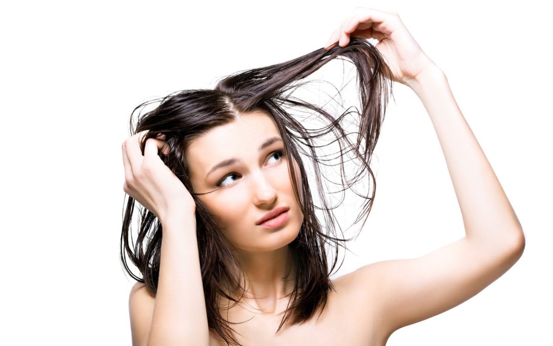 Mẹo giúp thoát khỏi bết tóc trong 2 phút khi ta không có thời gian gội đầu